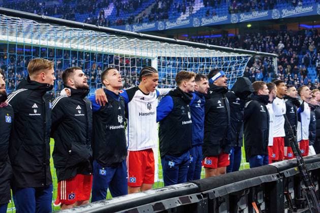 Hamburger SV feiert jubelt mit den Fans nach Sieg Spielende GER, Hamburger SV vs. Eintracht Braunschweig, Fussball, 2. Bundesliga, Spieltag 14, Saison 2023 2024, 24.11.2023 DFL REGULATIONS PROHIBIT ANY USE OF PHOTOGRAPHS AS IMAGE SEQUENCES AND OR QUASI-VIDEO GER, Hamburger SV vs. Eintracht Braunschweig, Fussball, 2. Bundesliga, Spieltag 14, Saison 2023 2024, 24.11.2023 Hamburg