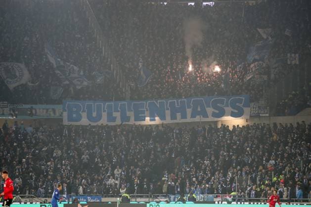 24.11.2023, xtgx, Fussball 2.Bundesliga, Hannover 96 - Hertha BSC Berlin emspor, v.l. Symbolfoto, Symbolbild, Banner, Spruchband Bullenhass , Hertha BSC Fans (DFL DFB REGULATIONS PROHIBIT ANY USE OF PHOTOGRAPHS as IMAGE SEQUENCES and or QUASI-VIDEO) Hannover