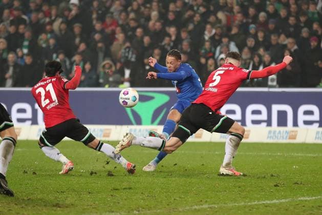 Sport Bilder des Tages 24.11.2023, xtgx, Fussball 2.Bundesliga, Hannover 96 - Hertha BSC Berlin emspor, v.l. Sei Muroya (Hannover, 21), Derry Scherhant (Hertha, 39), Phil Neumann (Hannover, 5) Zweikampf, Duell, Kampf, tackle (DFL DFB REGULATIONS PROHIBIT ANY USE OF PHOTOGRAPHS as IMAGE SEQUENCES and or QUASI-VIDEO) Hannover