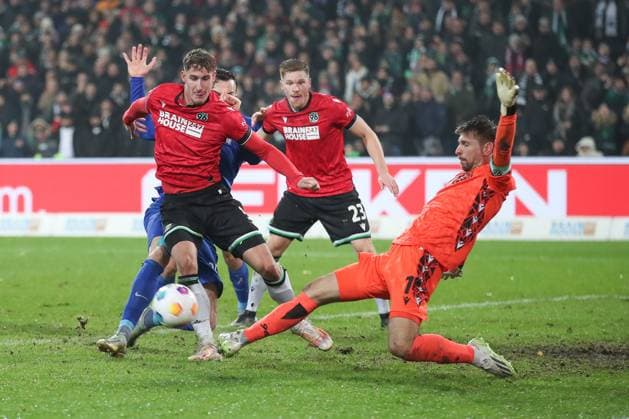 24.11.2023, xtgx, Fussball 2.Bundesliga, Hannover 96 - Hertha BSC Berlin emspor, v.l. Derry Scherhant (Hertha, 39), Phil Neumann (Hannover, 5), Ron Robert Zieler (Hannover, 16) Zweikampf, Duell, Kampf, tackle (DFL DFB REGULATIONS PROHIBIT ANY USE OF PHOTOGRAPHS as IMAGE SEQUENCES and or QUASI-VIDEO) Hannover