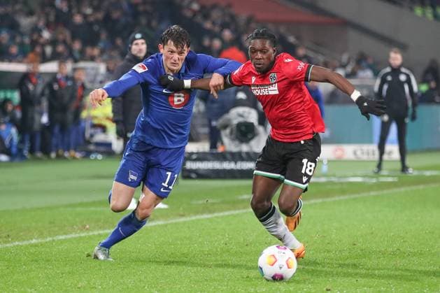 24.11.2023, xtgx, Fussball 2.Bundesliga, Hannover 96 - Hertha BSC Berlin emspor, v.l. Fabian Reese (Hertha, 11), Derrick Koehn (Hannover, 18) Zweikampf, Duell, Kampf, tackle (DFL DFB REGULATIONS PROHIBIT ANY USE OF PHOTOGRAPHS as IMAGE SEQUENCES and or QUASI-VIDEO) Hannover