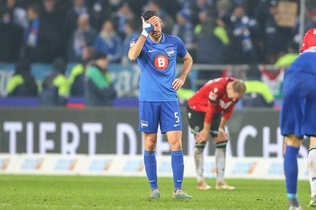24.11.2023, xtgx, Fussball 2.Bundesliga, Hannover 96 - Hertha BSC Berlin emspor, v.l. Filip Uremovic (Hertha, 5) enttaeuscht, schaut enttaeuscht, niedergeschlagen, disappointed (DFL DFB REGULATIONS PROHIBIT ANY USE OF PHOTOGRAPHS as IMAGE SEQUENCES and or QUASI-VIDEO) Hannover