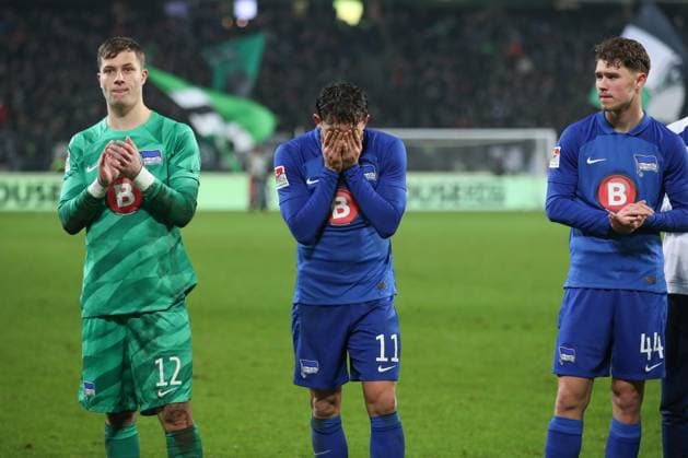 24.11.2023, xtgx, Fussball 2.Bundesliga, Hannover 96 - Hertha BSC Berlin emspor, v.l. Tjark Ernst (Hertha, 12), Louis Schaub (Hannover, 11), Linus Gechter (Hertha, 44) enttaeuscht, schaut enttaeuscht, niedergeschlagen, disappointed (DFL DFB REGULATIONS PROHIBIT ANY USE OF PHOTOGRAPHS as IMAGE SEQUENCES and or QUASI-VIDEO) Hannover