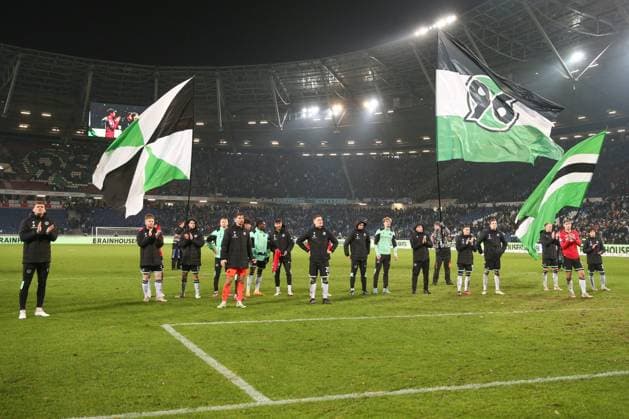 24.11.2023, xtgx, Fussball 2.Bundesliga, Hannover 96 - Hertha BSC Berlin emspor, v.l. Hannover bedankt sich bei den Fans (DFL DFB REGULATIONS PROHIBIT ANY USE OF PHOTOGRAPHS as IMAGE SEQUENCES and or QUASI-VIDEO) Hannover