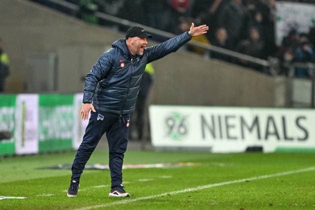 2. Bundesliga - Hannover 06 - Hertha BSC Berlin am 24.11.2023 in der HDI Arena in Hannover Trainer Pal Dardai (Hertha BSC Berlin) gibt lautstark Anweisungen.
