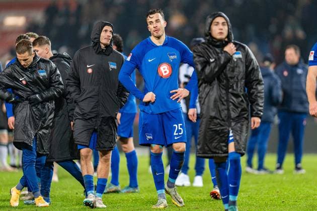Abpfiff und Ernuechterung bei allen Spielern, Haris Tabakovic (Hertha BSC, 25) Hannover 96 vs. Hertha BSC Berlin, Fussball, 2. Bundesliga, 14. Spieltag, 24.11.2023 DFL REGULATIONS PROHIBIT ANY OUSE OF PHOTOGRAPHS AS IMAGE SEQUENCES AND OR QUASI-VIDEO Hannover 96 vs. Hertha BSC Berlin, Fussball, 2. Bundesliga, 14. Spieltag, 24.11.2023 Hannover