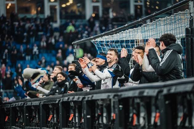 Fußball Männer Saison 2023 2024 2. Fußball-Bundesliga 14. Spieltag Hamburger SV vs. Eintracht Braunschweig 24.11.2023 Das Team des HSV applaudiert seinen Fans, im Fokus Jonas Meffert ( 23, HSV) Hamburg Volksparkstadion Hamburg Deutschland