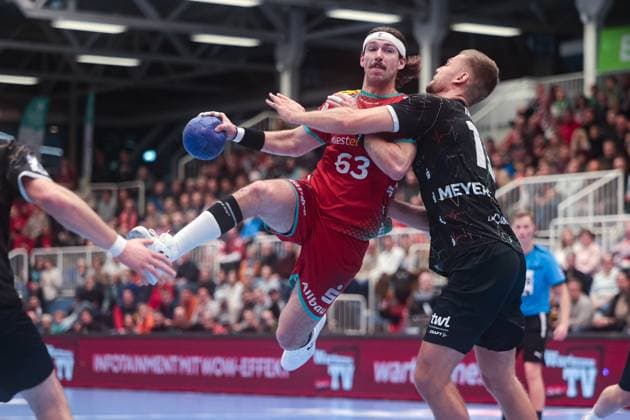 Bilder des Jahres 2023, Sport 11 November Sport Themen der Woche KW47 Sport Bilder des Tages 24.11.2023, Handball, Saison 2023 2024, 2. Bundesliga, HBL, Liqui Moly HBL, 13. Spieltag, TUSEM Essen - Eulen Ludwigshafen, v. l. Julius Rose (TuSEM Essen), Julius Meyer-Siebert (Eulen Ludwigshafen), Essen Am Hallo NRW Deutschland xRHR-FOTO DEx *** 24 11 2023, Handball, Season 2023 2024, 2 Bundesliga, HBL, Liqui Moly HBL, 13 Matchday, TUSEM Essen Eulen Ludwigshafen, f l Julius Rose TuSEM Essen , Julius Meyer Siebert Eulen Ludwigshafen , Essen Am Hallo NRW Germany xRHR PHOTO DEx Copyright: DennisxEwert RHR-FOTOx RHR-FOTO DE