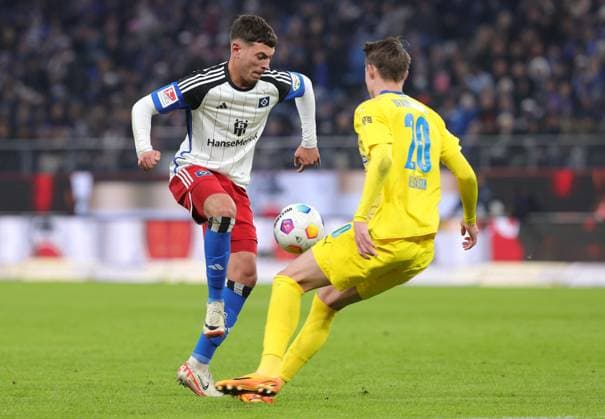 2.Liga Saison 2023-2024 14.Spieltag 24.11.2023 Hamburger SV - Eintracht Braunschweig im Volksparkstadion v.l.: William Mikelbrencis (Hamburger SV), Th0rir Johann Helgason (Eintracht Braunschweig) DFL REGULATIONS PROHIBIT ANY USE OF PHOTOGRAPHS AS IMAGE SEQUENCES AND OR QUASI-VIDEO