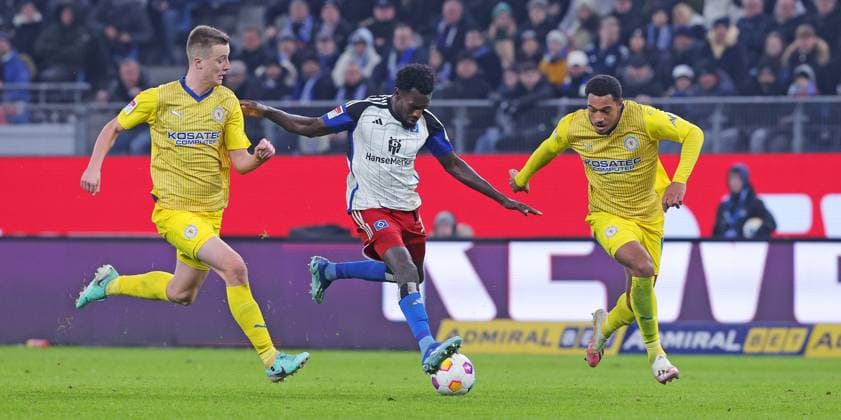 2.Liga Saison 2023-2024 14.Spieltag 24.11.2023 Hamburger SV - Eintracht Braunschweig im Volksparkstadion v.l.: Robert Ivanov (Eintracht Braunschweig), Bakery Jatta (Hamburger SV), Anton Donkor (Eintracht Braunschweig) DFL REGULATIONS PROHIBIT ANY USE OF PHOTOGRAPHS AS IMAGE SEQUENCES AND OR QUASI-VIDEO