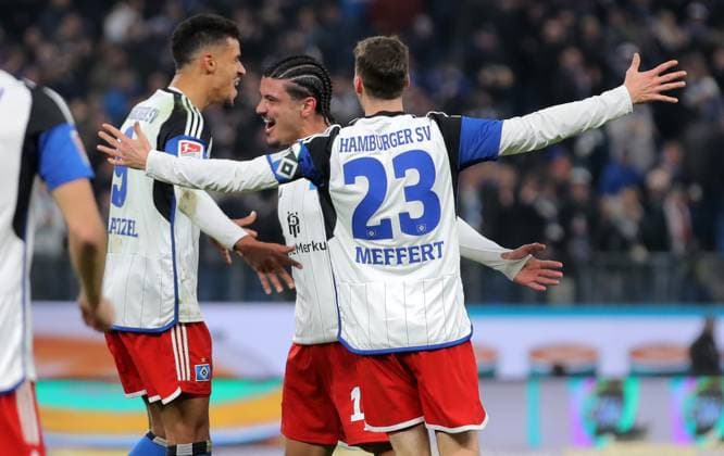 2.Liga Saison 2023-2024 14.Spieltag 24.11.2023 Hamburger SV - Eintracht Braunschweig im Volksparkstadion 2 - 0 Torjubel v.l.: Robert Glatzel (Hamburger SV), Guilherme Ramos (Hamburger SV), Jonas Meffert (Hamburger SV) DFL REGULATIONS PROHIBIT ANY USE OF PHOTOGRAPHS AS IMAGE SEQUENCES AND OR QUASI-VIDEO