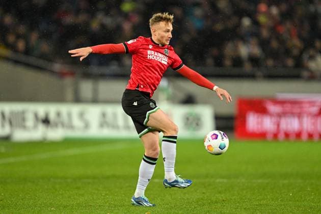 2. Bundesliga - Hannover 06 - Hertha BSC Berlin am 24.11.2023 in der HDI Arena in Hannover Jannik Dehm (Hannover 96) am Ball.