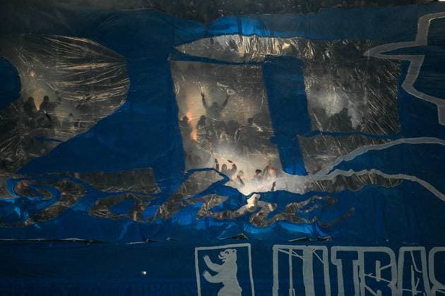 2. Bundesliga - Hannover 06 - Hertha BSC Berlin am 24.11.2023 in der HDI Arena in Hannover Fans von Hertha BSC Berlin feuern Pyrotechnik unter einer Fahne ab,