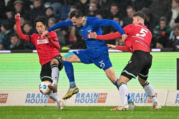 2. Bundesliga - Hannover 06 - Hertha BSC Berlin am 24.11.2023 in der HDI Arena in Hannover Sei Muroya (Hannover 96) im Zweikampf gegen Haris Tabakovic (Hertha BSC Berlin) und Phil Neumann (Hannover 96)