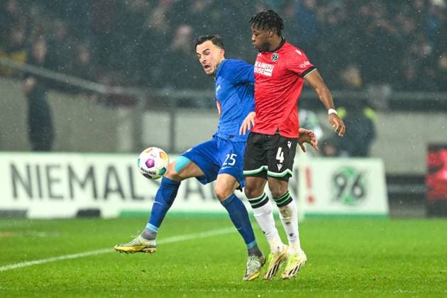 2. Bundesliga - Hannover 06 - Hertha BSC Berlin am 24.11.2023 in der HDI Arena in Hannover Haris Tabakovic (Hertha BSC Berlin) im Zweikampf gegen Bright Arrey-Mbi (Hannover 96).