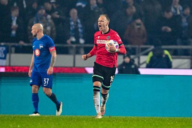 2. Bundesliga - Hannover 06 - Hertha BSC Berlin am 24.11.2023 in der HDI Arena in Hannover Jubel, Torjubel, Torschuetze, Torschütze Havard Nielsen (Hannover 96) jubelt nah seinem Tor zum 1:2