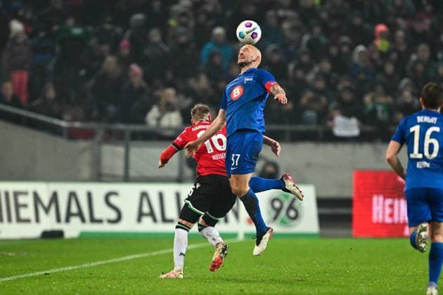 2. Bundesliga - Hannover 06 - Hertha BSC Berlin am 24.11.2023 in der HDI Arena in Hannover Havard Nielsen (Hannover 96) im Zweikampf gegen Toni Leistner (Hertha BSC Berlin)