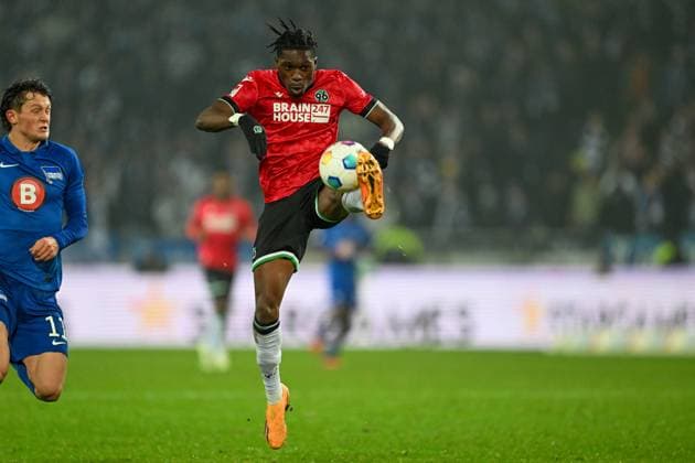 2. Bundesliga - Hannover 06 - Hertha BSC Berlin am 24.11.2023 in der HDI Arena in Hannover Derrick Köhn Koehn (Hannover 96) am Ball.