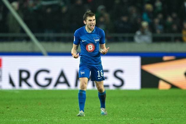 2. Bundesliga - Hannover 06 - Hertha BSC Berlin am 24.11.2023 in der HDI Arena in Hannover Jonjoe Kenny (Hertha BSC Berlin) unzufrieden, enttäuscht, enttaeuscht, niedergeschlagen.