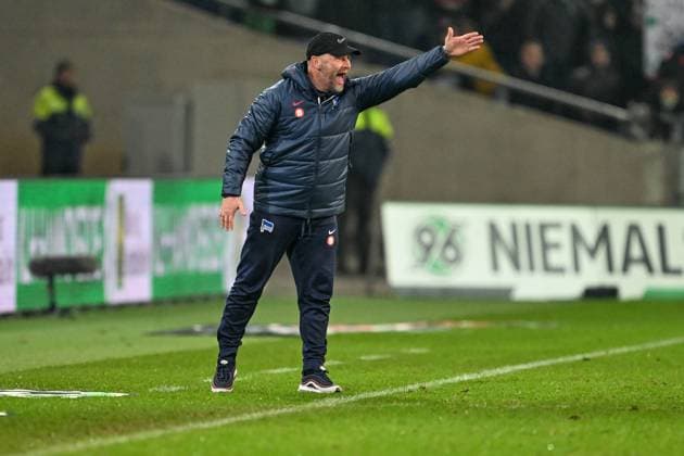2. Bundesliga - Hannover 06 - Hertha BSC Berlin am 24.11.2023 in der HDI Arena in Hannover Trainer Pal Dardai (Hertha BSC Berlin) gibt lautstark Anweisungen