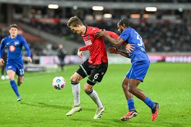 2. Bundesliga - Hannover 06 - Hertha BSC Berlin am 24.11.2023 in der HDI Arena in Hannover Fabian Kunze (Hannover 96) im Zweikampf gegen Deyovaisio Zeefuik (Hertha BSC Berlin).