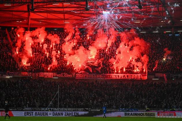 Sport Bilder des Tages 2. Bundesliga - Hannover 06 - Hertha BSC Berlin am 24.11.2023 in der HDI Arena in Hannover Fans aus Berlin zuenden bengalisches Feuer,