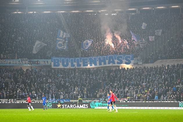 Bilder des Jahres 2023, Sport 11 November Sport Themen der Woche KW47 Sport Bilder des Tages 2. Bundesliga - Hannover 06 - Hertha BSC Berlin am 24.11.2023 in der HDI Arena in Hannover Bengalisches Feuer und ein Banner mit BULLENHASS *** 2 Bundesliga Hannover 06 Hertha BSC Berlin on 24 11 2023 at the HDI Arena in Hannover Bengal fire and a banner with BULLENHASS MT