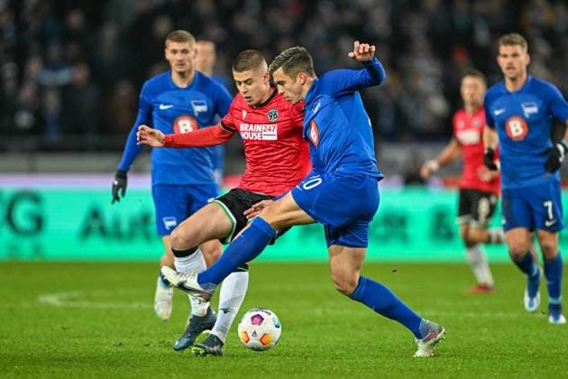 2. Bundesliga - Hannover 06 - Hertha BSC Berlin am 24.11.2023 in der HDI Arena in Hannover Nicolo Tresoldi (Hannover 96) im Zweikampf gegen Marc Oliver Kempf (Hertha BSC Berlin)
