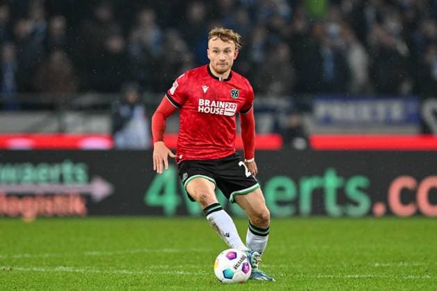 2. Bundesliga - Hannover 06 - Hertha BSC Berlin am 24.11.2023 in der HDI Arena in Hannover Jannik Dehm (Hannover 96) am Ball.