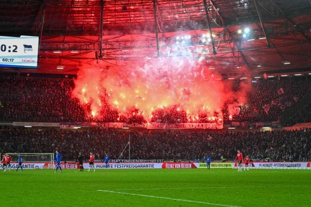 2. Bundesliga - Hannover 06 - Hertha BSC Berlin am 24.11.2023 in der HDI Arena in Hannover Ultras von Hertha BSC Berlin zuenden bengalisches Feuer.