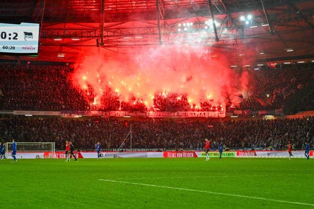 2. Bundesliga - Hannover 06 - Hertha BSC Berlin am 24.11.2023 in der HDI Arena in Hannover Ultras von Hertha BSC Berlin zuenden bengalisches Feuer.