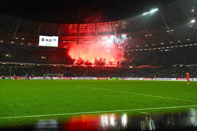 2. Bundesliga - Hannover 06 - Hertha BSC Berlin am 24.11.2023 in der HDI Arena in Hannover Ultras von Hertha BSC Berlin zuenden bengalisches Feuer.