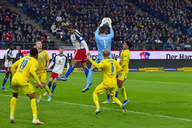 Fußball I Herren I Saison 2023 2024 I 2. Bundesliga I 14. Spieltag I Hamburger SV - Eintracht Braunschweig I 24.11.2023 v.l.: Anton Leander Donkor, Robert Ivanov (beide Eintr)- Jonas Meffert (HSV) - Guilherme Ramos (HSV) - TW Ron Thorbem Hoffmann ) - Saulo Igor Decark (beide Eintr.) Hamburg Volksparkstadion Hamburg Deutschland