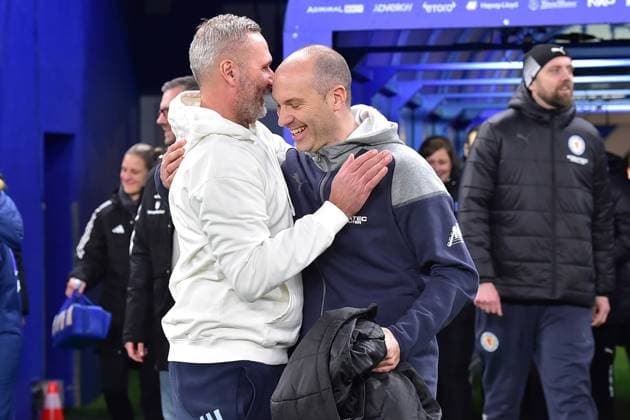 Fußball I Herren I Saison 2023 2024 I 2. Bundesliga I 14. Spieltag I Hamburger SV - Eintracht Braunschweig I 24.11.2023 v.l.: HSV Trainer Tim Walter und Braunschweigs Trainer Daniel Scherning Hamburg Volksparkstadion Hamburg Deutschland