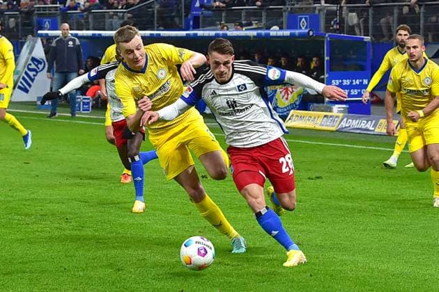Fußball I Herren I Saison 2023 2024 I 2. Bundesliga I 14. Spieltag I Hamburger SV - Eintracht Braunschweig I 24.11.2023 v.l.: Robert Ivanov (Eintr) - Miro Muheim (HSV) Hamburg Volksparkstadion Hamburg Deutschland