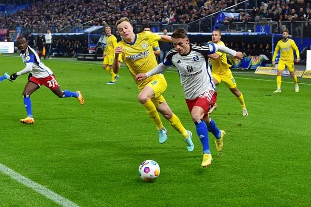 Fußball I Herren I Saison 2023 2024 I 2. Bundesliga I 14. Spieltag I Hamburger SV - Eintracht Braunschweig I 24.11.2023 v.l.: Robert Ivanov (Eintr) - Miro Muheim (HSV) Hamburg Volksparkstadion Hamburg Deutschland