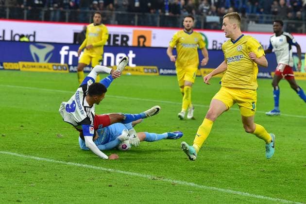 Fußball I Herren I Saison 2023 2024 I 2. Bundesliga I 14. Spieltag I Hamburger SV - Eintracht Braunschweig I 24.11.2023 v.l.: Robert Glatzel (HSV) - Braunschweigs TW Ron Thorben Hoffmann und Robert Ivanov (Eintr.) Hamburg Volksparkstadion Hamburg Deutschland
