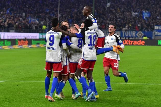 Fußball I Herren I Saison 2023 2024 I 2. Bundesliga I 14. Spieltag I Hamburger SV - Eintracht Braunschweig I 24.11.2023 Jubel nach dem 2:0 durch Immanuel Pherai (HSV), den seine Mitspieler in der Mitte beglückwünschen Hamburg Volksparkstadion Hamburg Deutschland