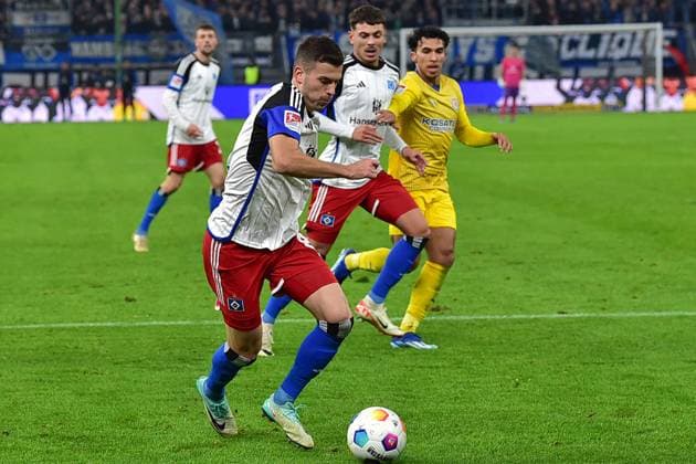 Fußball I Herren I Saison 2023 2024 I 2. Bundesliga I 14. Spieltag I Hamburger SV - Eintracht Braunschweig I 24.11.2023 Laszio Benes (HSV) - William Mikelbrencis (HSV) - Johan Gomez (Eintr.) Hamburg Volksparkstadion Hamburg Deutschland