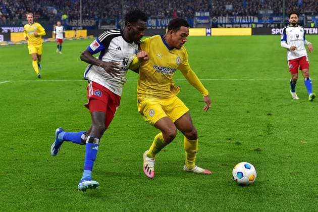 Fußball I Herren I Saison 2023 2024 I 2. Bundesliga I 14. Spieltag I Hamburger SV - Eintracht Braunschweig I 24.11.2023 v.l.: Bakery Jatta (HSV) - Anton Leander Donkor (Eintr.) Hamburg Volksparkstadion Hamburg Deutschland
