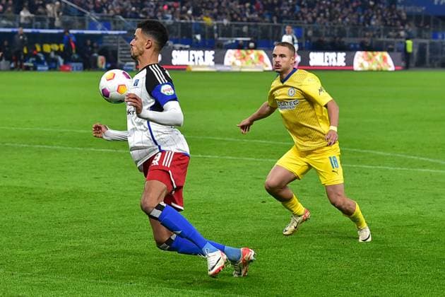 Fußball I Herren I Saison 2023 2024 I 2. Bundesliga I 14. Spieltag I Hamburger SV - Eintracht Braunschweig I 24.11.2023 v.l.: Robert Glatzel (HSV) - Marvin Lee Rittmüller (Eintr.) Hamburg Volksparkstadion Hamburg Deutschland