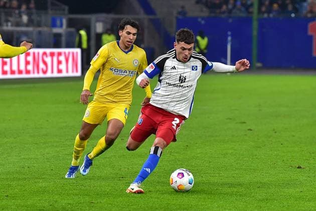 Fußball I Herren I Saison 2023 2024 I 2. Bundesliga I 14. Spieltag I Hamburger SV - Eintracht Braunschweig I 24.11.2023 v.l.: Johan Gomez (Eintr.) - William Mikelbrencis (HSV) Hamburg Volksparkstadion Hamburg Deutschland