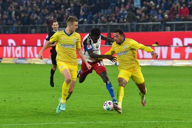 Fußball I Herren I Saison 2023 2024 I 2. Bundesliga I 14. Spieltag I Hamburger SV - Eintracht Braunschweig I 24.11.2023 v.l.: Robert Ivanov (Eintr.) - Bakery Jatta (HSV) - Anton Leander Donkor (Eintr.) Hamburg Volksparkstadion Hamburg Deutschland
