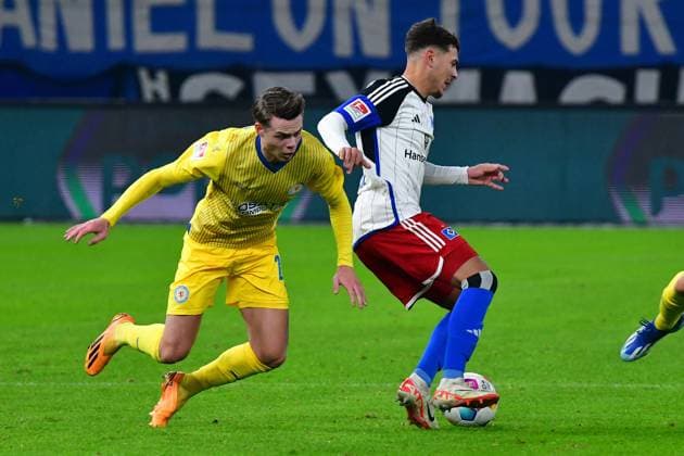 Fußball I Herren I Saison 2023 2024 I 2. Bundesliga I 14. Spieltag I Hamburger SV - Eintracht Braunschweig I 24.11.2023 v.l.: Thörir Johann Helgason (Eintr.) - William Mikelbrencis (HSV) Hamburg Volksparkstadion Hamburg Deutschland