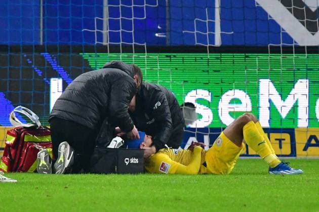 Fußball I Herren I Saison 2023 2024 I 2. Bundesliga I 14. Spieltag I Hamburger SV - Eintracht Braunschweig I 24.11.2023 Braunschweigs Johan Gomez bekommt einen Kopfverband Hamburg Volksparkstadion Hamburg Deutschland