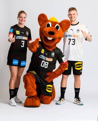 Muenchen, Deutschland 04.November: Handball DHB Frauen - Training v.li. Maskottchen Hanniball, Timo Kastening (Deutschland) Muenchen Bayern Deutschland