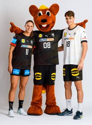 Muenchen, Deutschland 04.November: Handball DHB Frauen - Training v.li. Xenia Smits, Maskottchen Hanniball, Julian Köster Koester (Deutschland) Muenchen Bayern Deutschland