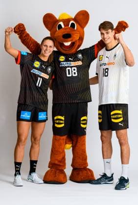 Muenchen, Deutschland 04.November: Handball DHB Frauen - Training v.li. Xenia Smits, Maskottchen Hanniball, Julian Köster Koester (Deutschland) Muenchen Bayern Deutschland