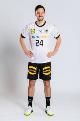 Muenchen, Deutschland 29. Oktober 2023: Handball DHB - Fotoshooting Patrick Groetzki (Deutschland) Portrait, ganzkoerper, Bild, einzel, Einzelaufnahme, picture, single, solo, alleine, Muenchen Bayern Deutschland