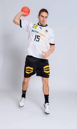Muenchen, Deutschland 29. Oktober 2023: Handball DHB - Fotoshooting Juri Knorr (Deutschland) Portrait, ganzkoerper, Bild, einzel, Einzelaufnahme, picture, single, solo, alleine, Muenchen Bayern Deutschland